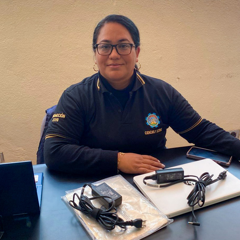 A student who received a refurbished computer from Sembrando un Futuro.