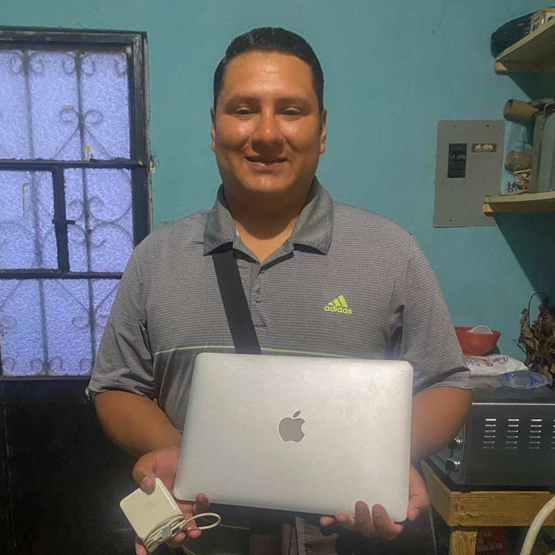 A student who received a refurbished computer from Sembrando un Futuro.