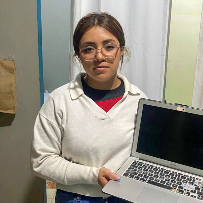 A student who received a refurbished computer from Sembrando un Futuro.