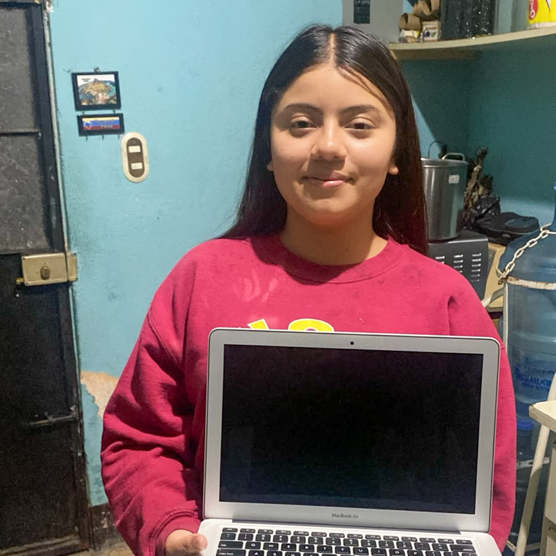 A student who received a refurbished computer from Sembrando un Futuro.