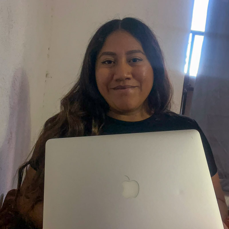 A student who received a refurbished computer from Sembrando un Futuro.