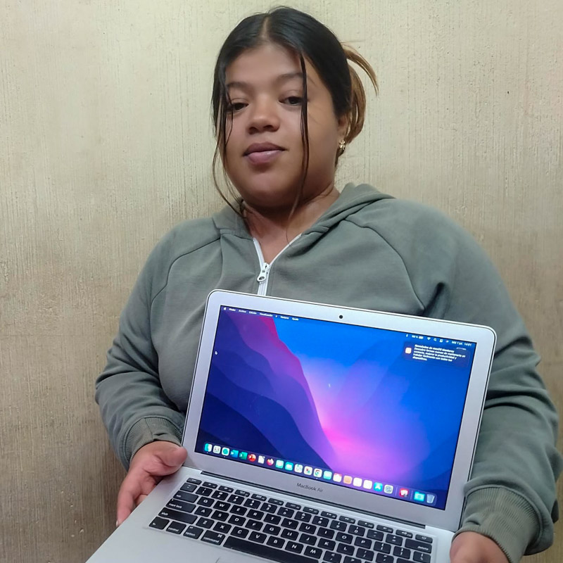 A student who received a refurbished computer from Sembrando un Futuro.