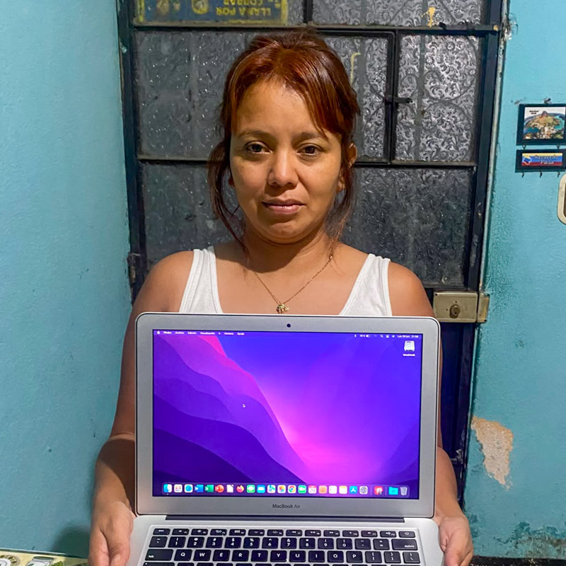 A student who received a refurbished computer from Sembrando un Futuro.