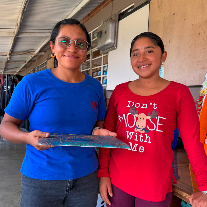 A student who received a refurbished computer from Sembrando un Futuro.